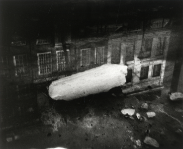 108581 Afbeelding van een plas op het wegdek van de Oudegracht te Utrecht, ter hoogte van de bioscoop Rembrandt Theater ...